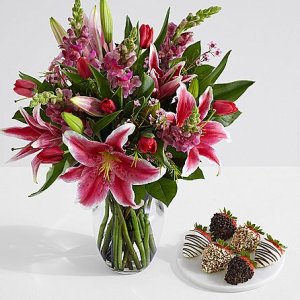 画像1: Valentine's Day Bouquet with 6 Fancy Strawberries
