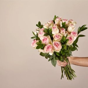 画像2: Pink Champagne Rose Bouquet with Red Vase (24 Pink Roses With Red Vase)