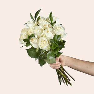 画像1: Moonlight White Rose Bouquet (12 White Roses no Vase)