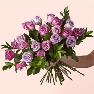 画像2: Hearts on Your Sleeve Bouquet(24 Lavender Roses With Vase)