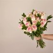 画像2: Pink Champagne Rose Bouquet (24 Pink Roses With Vase) (2)